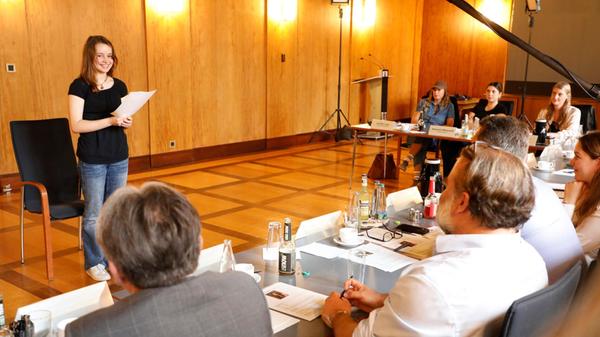 Eine Jury bestehend aus Vertreterinnen und Vertretern der Medien, des Staatstheaters Nürnberg, der Nürnberger Märkte, des Amts für Kommunikation und Stadtmarketing, der Congress- und Tourismus-Zentrale und dem Vorjahres-Christkind Nelli Lunkenheimer hatte dann darüber entschieden, welche der Bewerberinnen das Amt erhält.