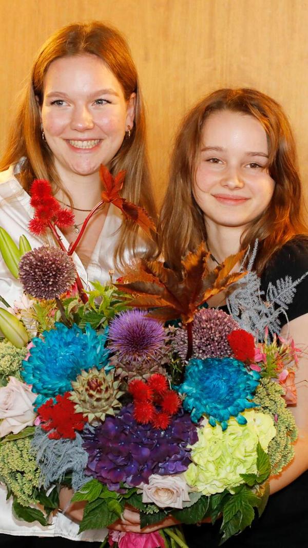 Das bisherigen Christkind Nelli Lunkenheimer überreichte Blumen.
