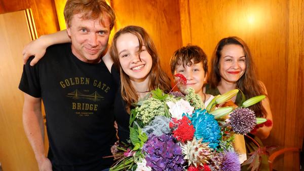 Auch Vater Roland, Mutter Katja und Bruder Theodor Falk waren anwesend.