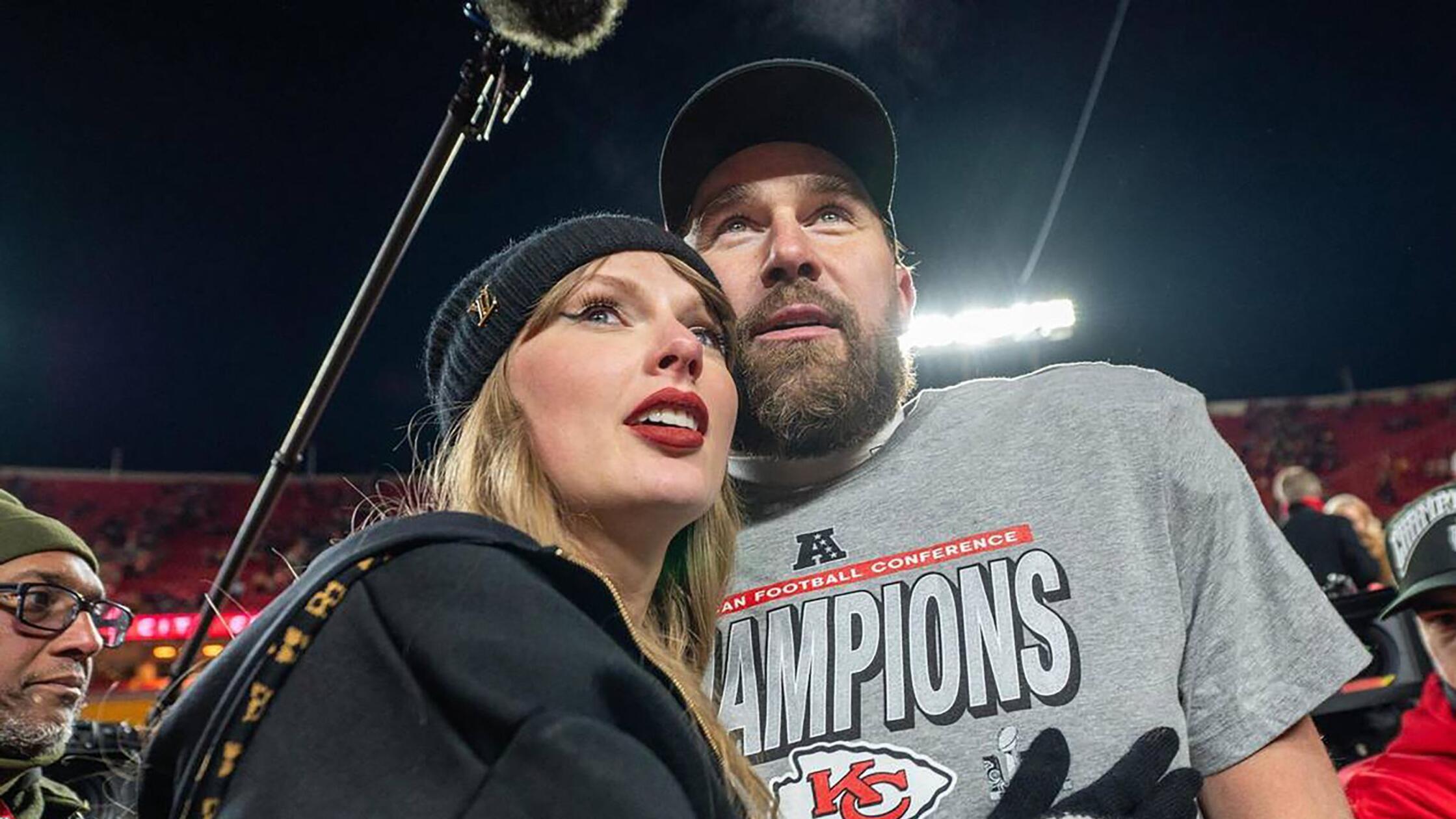 NFLスターケルセは、テイラースウィフトと初めて写真を投稿します