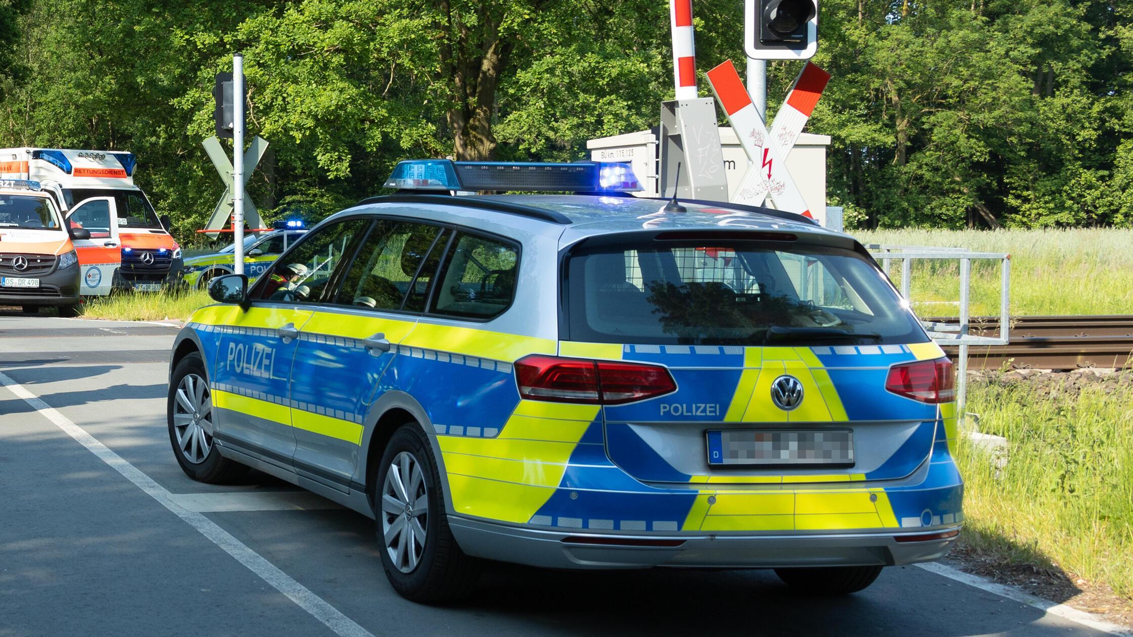 Mladeniča v Nemčiji zbil vlak na prehodu, 250 ljudi v vlaku