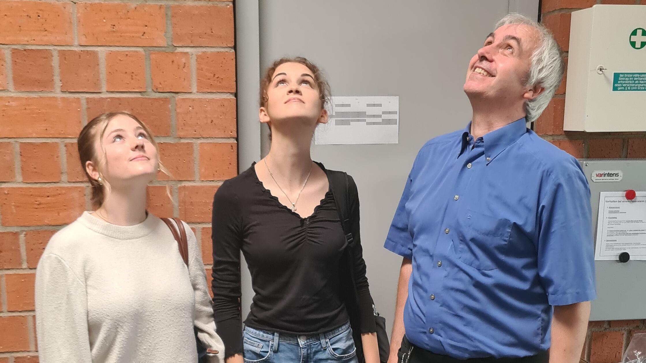 Bange Blicke nach oben: Die Schülerinnen Leni Gast