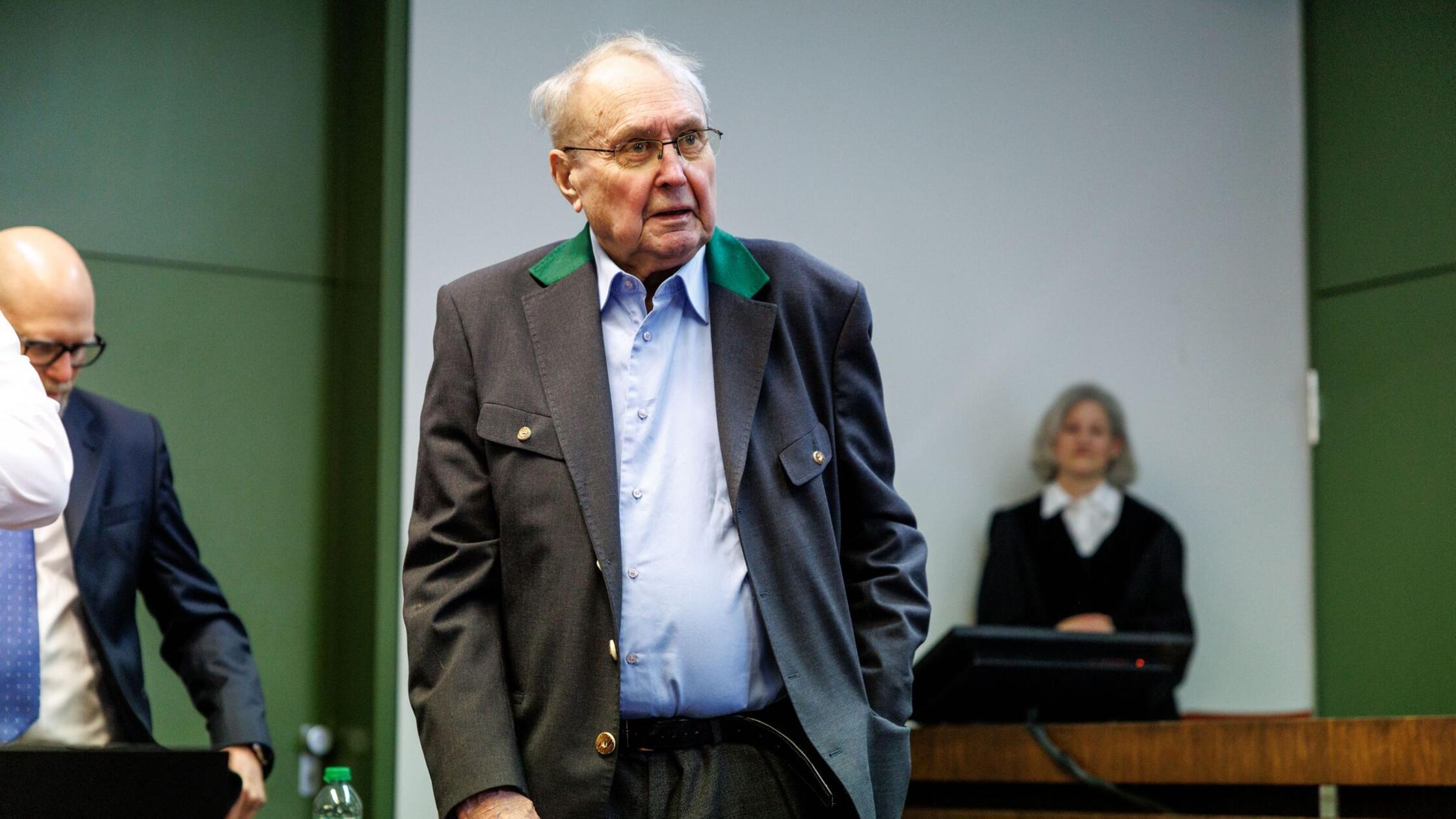 V Münchnu odmeva zahteva po pogojni kazni za politika CSU v aferi s podkupovanjem v Evropskem parlamentu