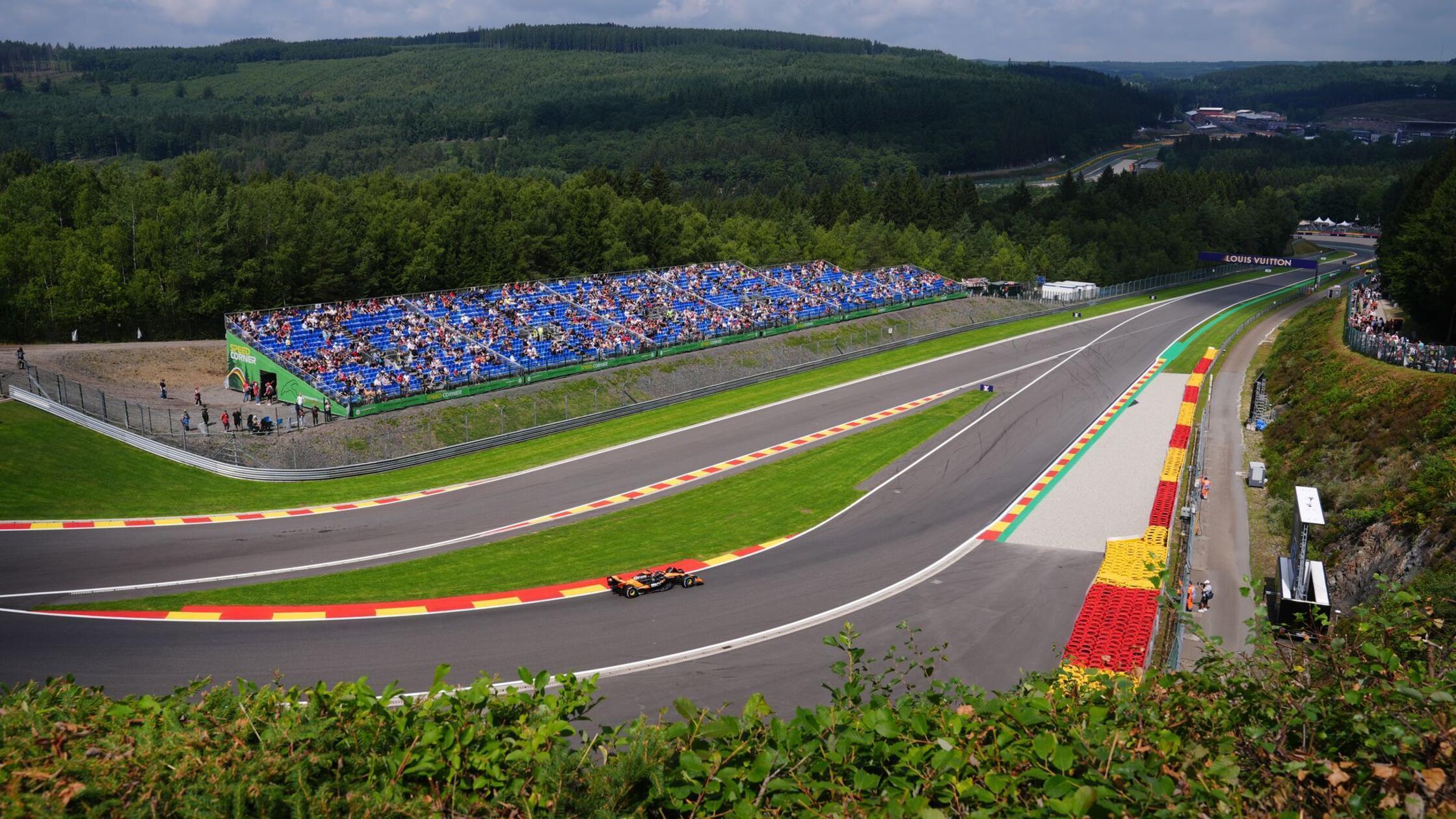 Piastri im Training in Belgien vor Weltmeister Verstappen