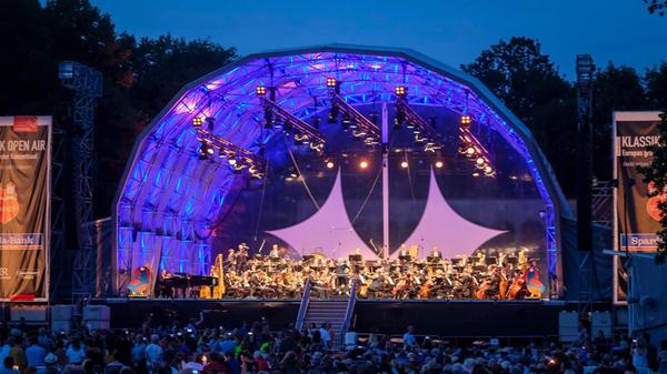 Beim dritten und letzten Klassik Open Air dieses Sommers am Samstag, 9. August, im Luitpoldhain sind die Nürnberger Symphoniker am Machen. Der um 20 Uhr beginnende Abend steht unter dem Motto "Nürnberg grüßt die weite Welt". Am Pult steht Jonathan Darlington. Solist des Abends ist der italienische Pianist Federico Colli.