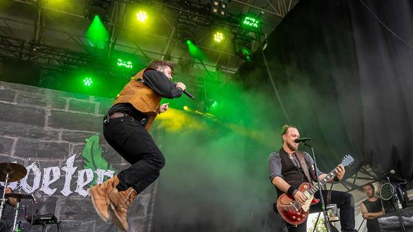 Beim Schlosshof Festival in Höchstadt an der Aisch kommen Fans von Mittelalterrock und Folk auf ihre Kosten. Bei dem am Freitag, 22. (ab 16.30 Uhr), und Samstag, 23. August (ab 12 Uhr), steigenden Open Air performen Versengold, Letzte Instanz, Eisbrecher und die Gossenpoeten (Foto). Ein Mittelaltermarkt rundet das Treiben ab.