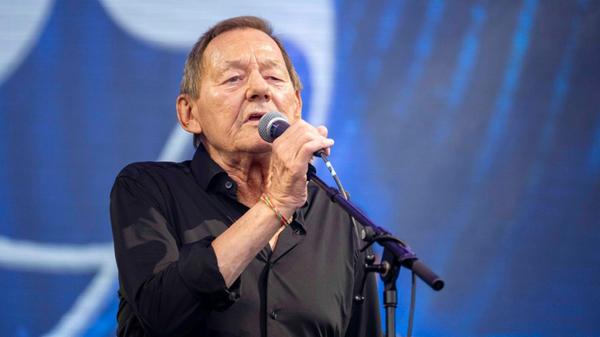 Wolfgang Ambros ist einer der bekanntesten Musiker Österreichs. Am Donnerstag, 28. August, tritt der Barde im Nürnberger Serenadenhof vors Publikum. Das Konzert des Liedermachers steht unter dem Motto "Ambros pur". Dabei erklingen Ambros' zeitlose Songs akustisch. Beginn: 19.30 Uhr.