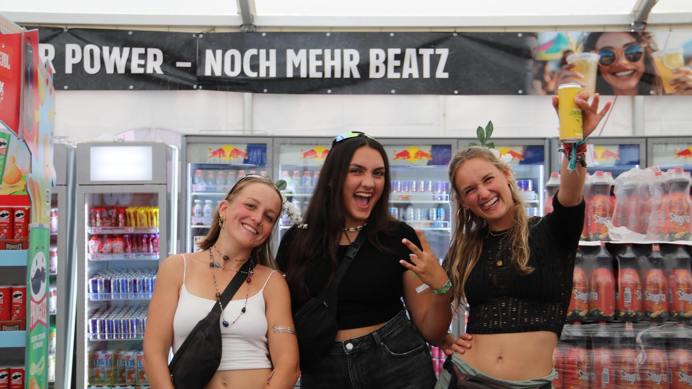 Morena, Salina und Samantha sind extra aus der Sch