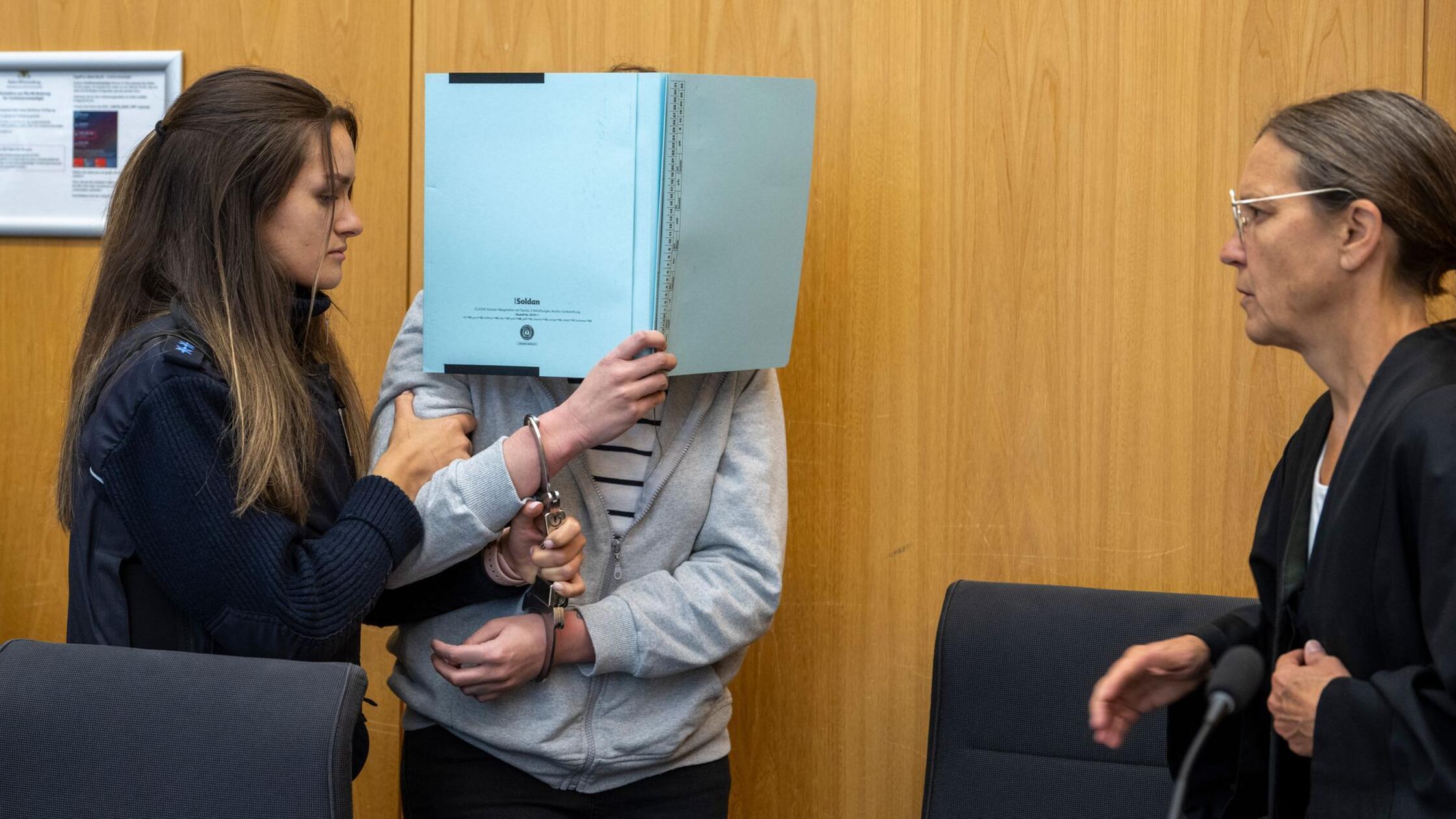 Mann bei Sex-Date mit 27 Messerstichen getötet: 26-Jährige zu lebenslanger Haftstrafe verurteilt