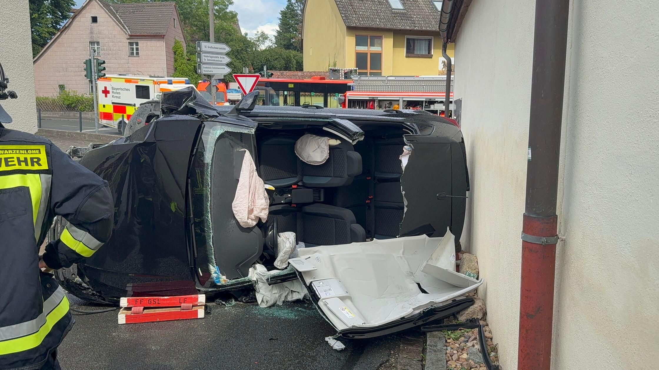 Alleinbeteiliger Verkehrsunfall: Auto prallt gegen