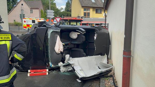 Alleinbeteiliger Verkehrsunfall: Auto prallt gegen