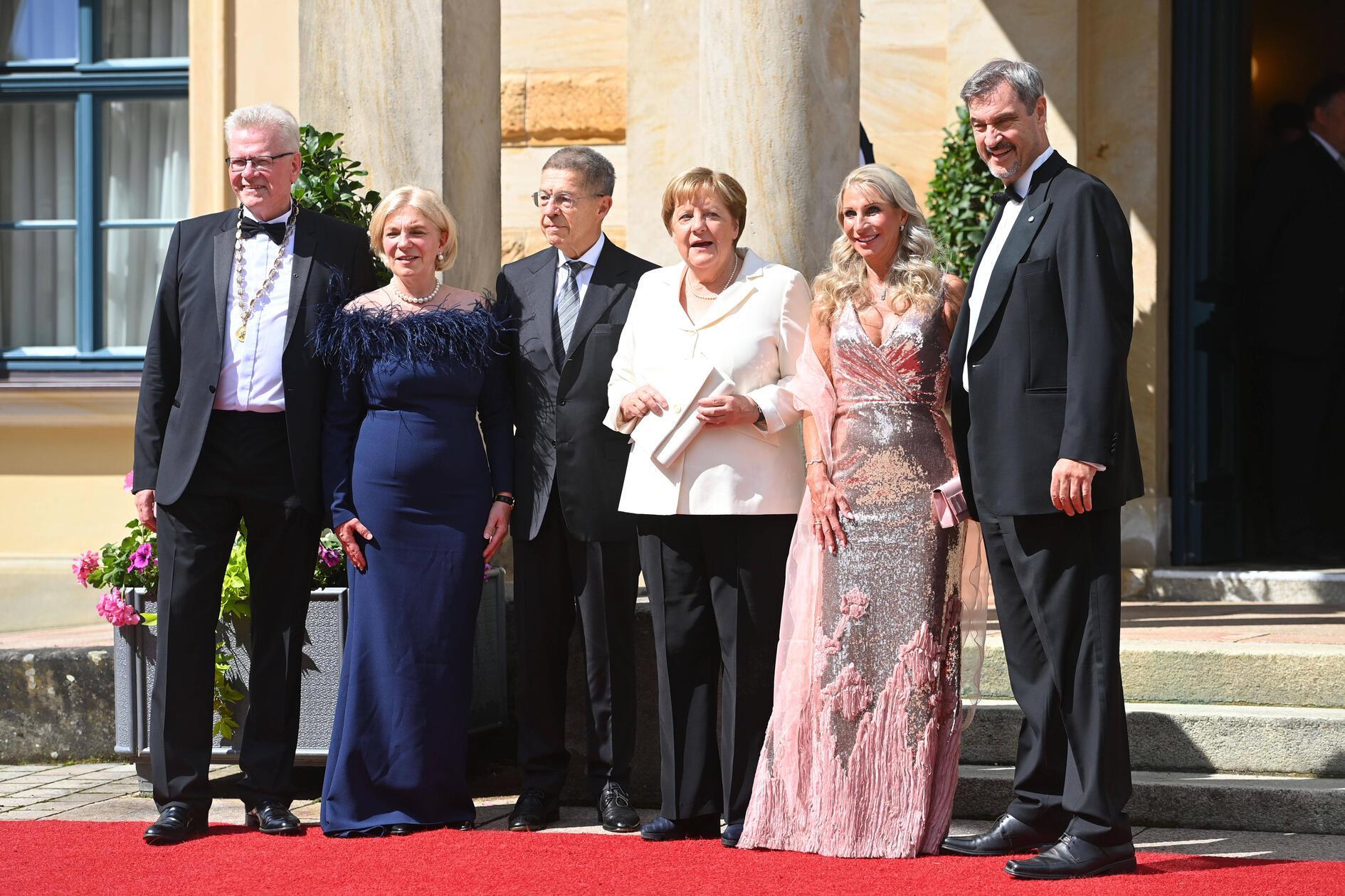 Kurz vor der Premiere stellen sie sich zum Foto auf: v.li: Bayreuths Oberbürgermeister Thomas Ebersberger mit Ehefrau. Joachim Sauer, Angela Merkel , Karin Baumüller-Söder, Markus Söder, bayerischer Ministerpräsident.