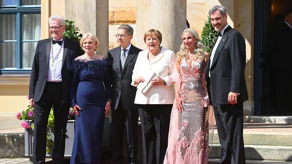 Kurz vor der Premiere stellen sie sich zum Foto auf: v.li: Bayreuths Oberbürgermeister Thomas Ebersberger mit Ehefrau. Joachim Sauer, Angela Merkel , Karin Baumüller-Söder, Markus Söder, bayerischer Ministerpräsident.