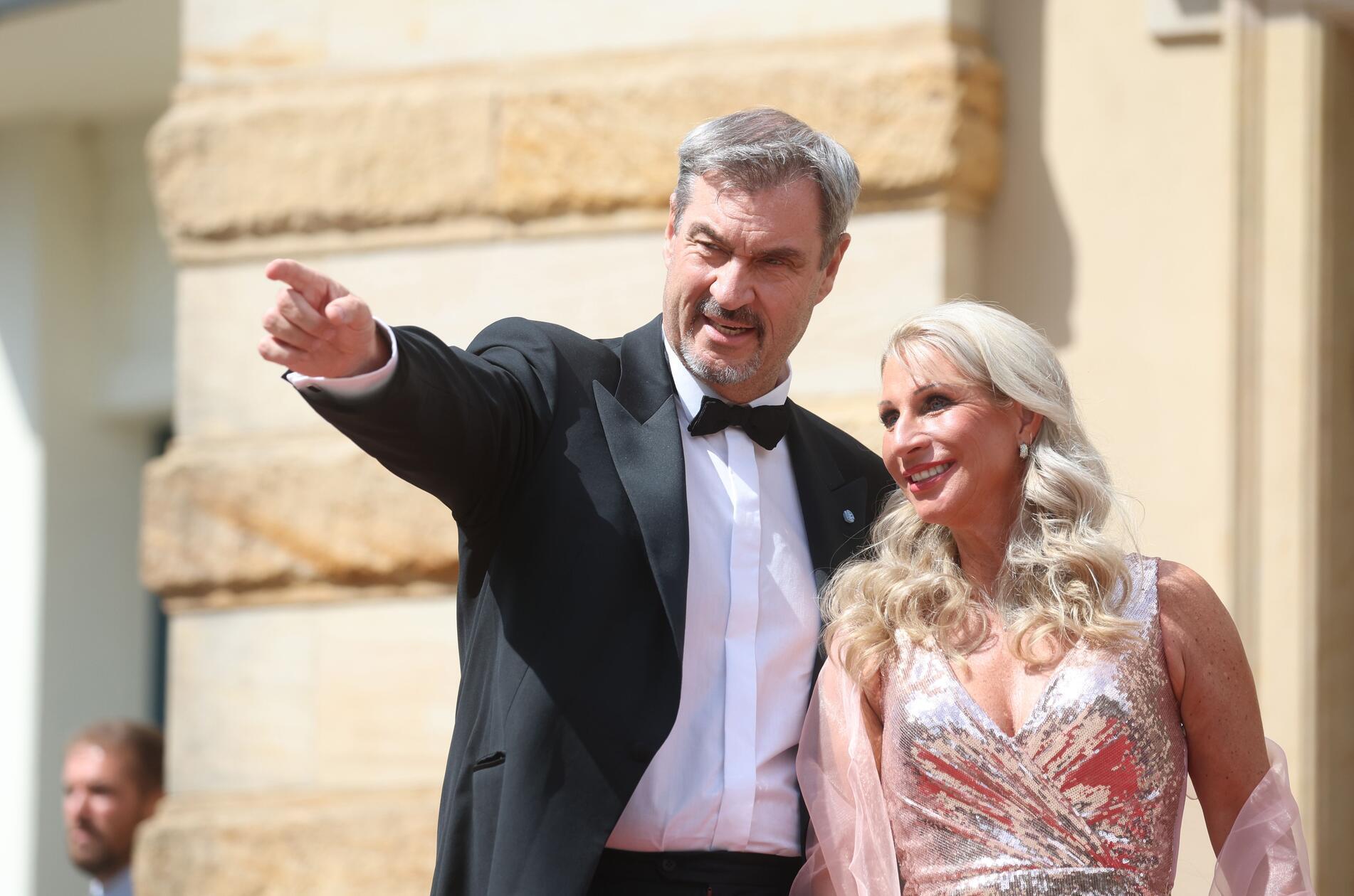 Markus Söder (CSU), Ministerpräsident von Bayern, und seine Frau Karin sind ebendfalls nach Bayreuth gefahren.