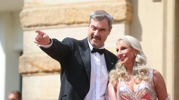 Markus Söder (CSU), Ministerpräsident von Bayern, und seine Frau Karin sind ebendfalls nach Bayreuth gefahren.