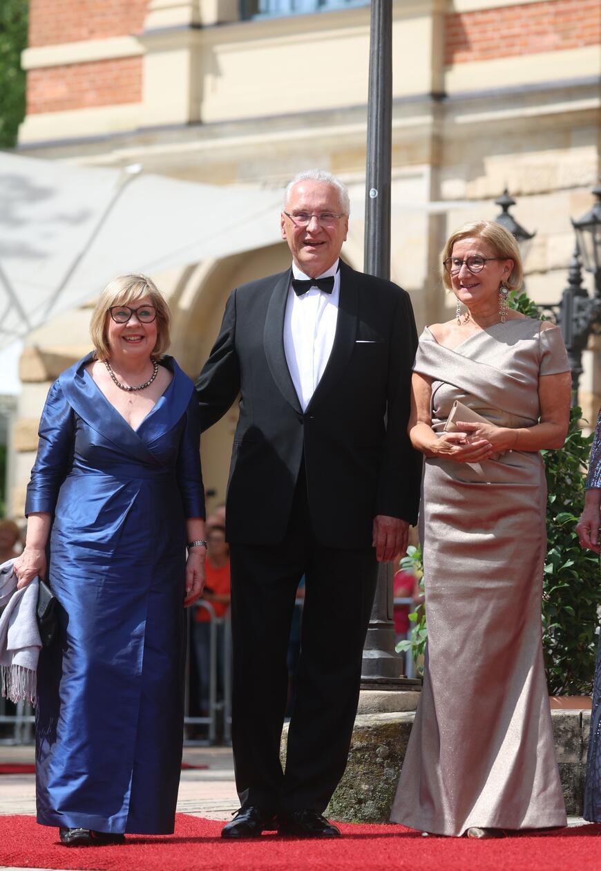 Joachim Herrmann (CSU), bayerischer Innenminister mit Ursprung in Erlangen, kommt mit seiner Frau Gerswid (l) und Johanna Mikl-Leitner, Landeshauptfrau Niederösterreichs.