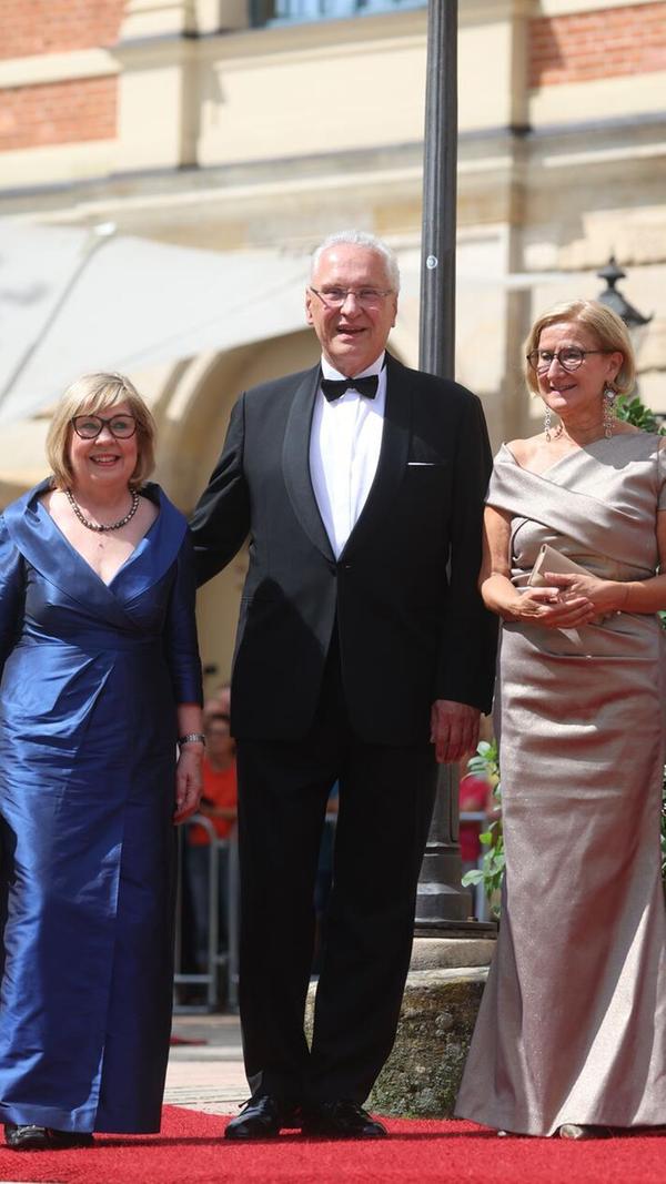Joachim Herrmann (CSU), bayerischer Innenminister mit Ursprung in Erlangen, kommt mit seiner Frau Gerswid (l) und Johanna Mikl-Leitner, Landeshauptfrau Niederösterreichs.