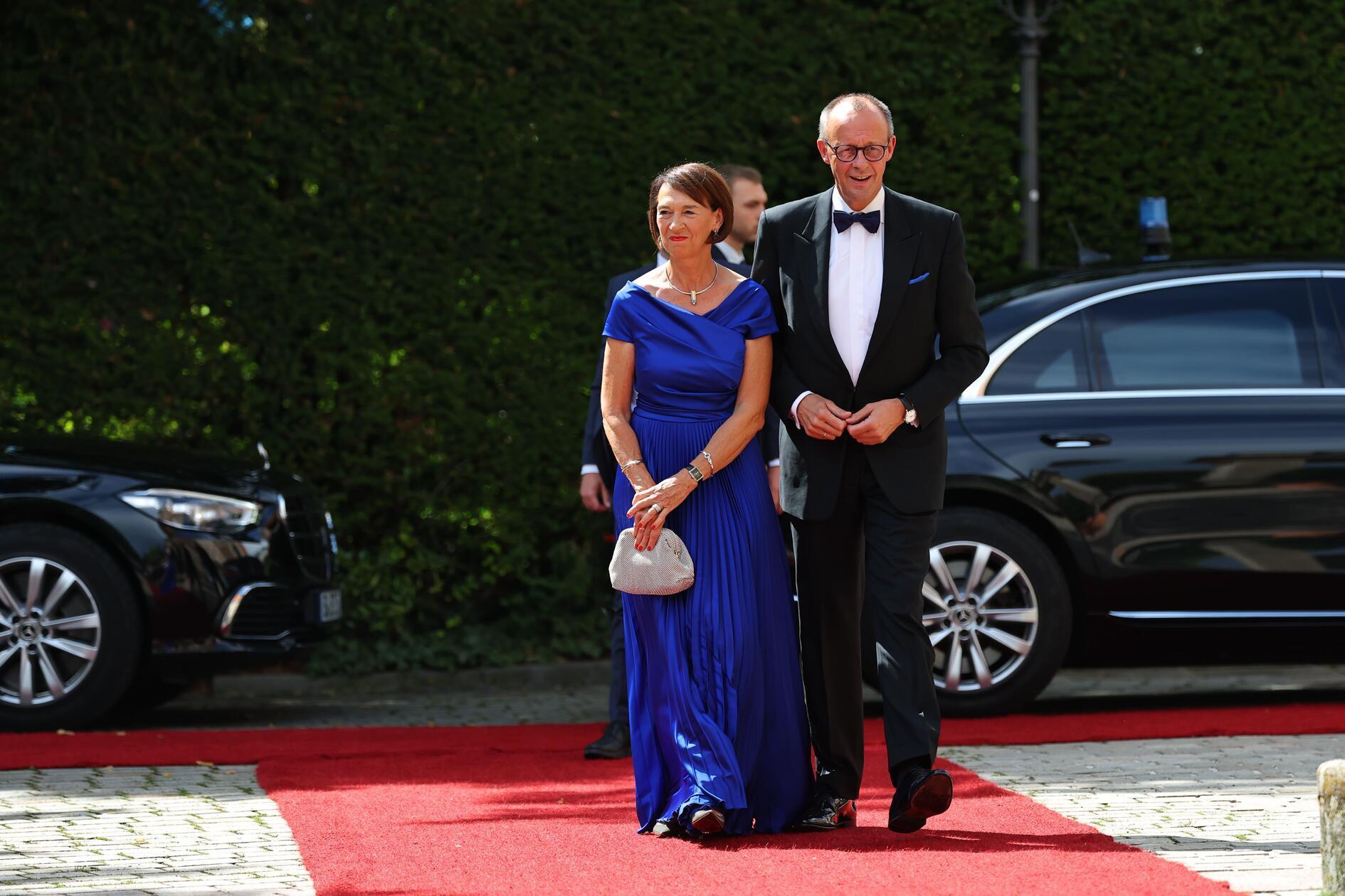 Auch Bundeskanzler Friedrich Merz (CDU) und seine Frau Charlotte folgten der Einladung und liefen über den roten Teppich.
