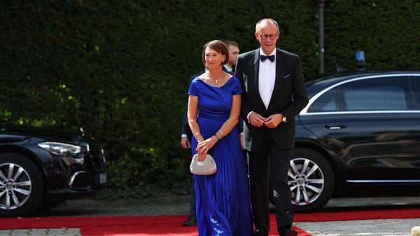 Auch Bundeskanzler Friedrich Merz (CDU) und seine Frau Charlotte folgten der Einladung und liefen über den roten Teppich.