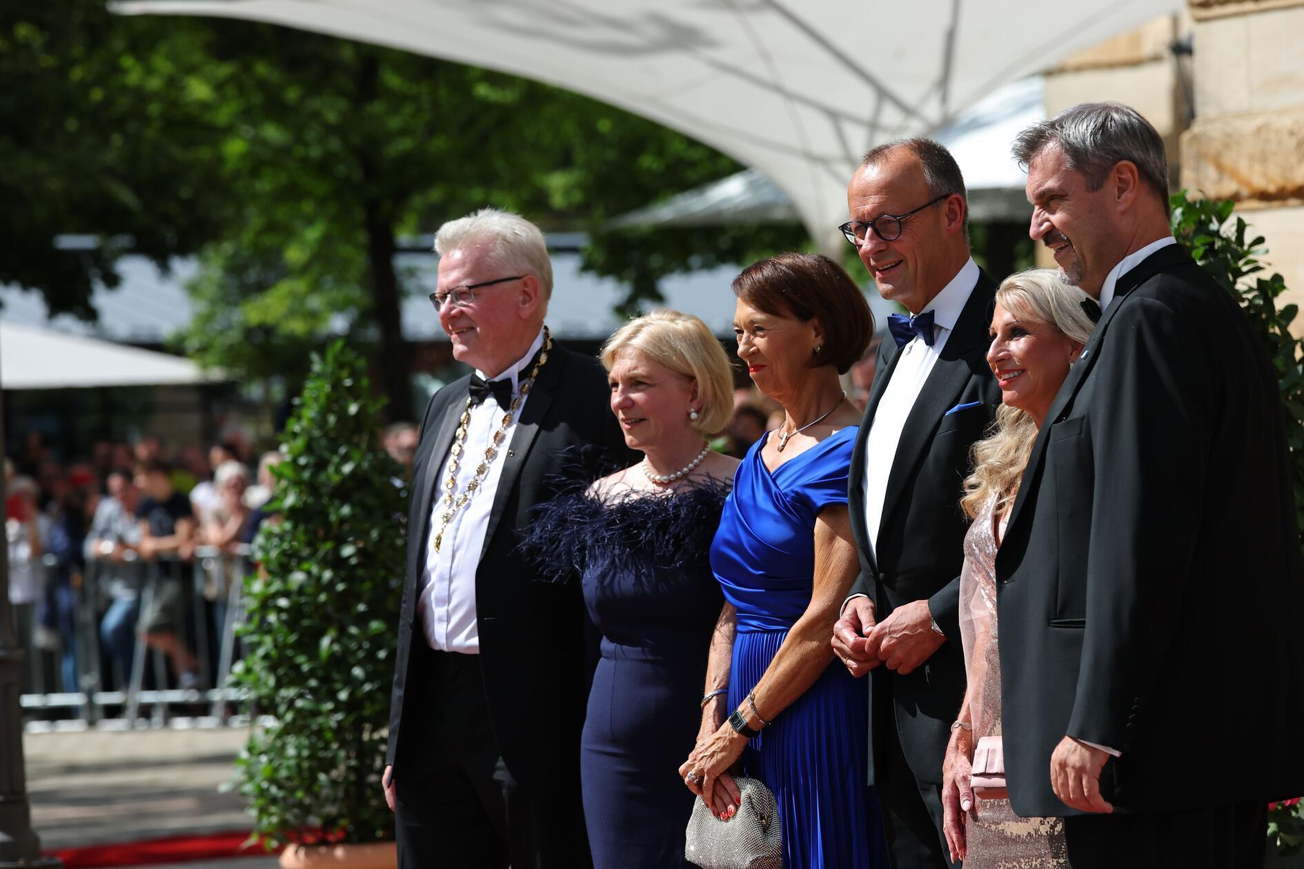 Thomas Ebersberger (CSU, l), Bürgermeister von Bayreuth und seine Frau Stefanie Hellbach, Bundeskanzler Friedrich Merz (CDU) und seine Frau Charlotte und Markus Söder (CSU), Ministerpräsident von Bayern, und seine Frau Karin lächeln für die Kameras.
