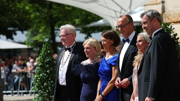 Thomas Ebersberger (CSU, l), Bürgermeister von Bayreuth und seine Frau Stefanie Hellbach, Bundeskanzler Friedrich Merz (CDU) und seine Frau Charlotte und Markus Söder (CSU), Ministerpräsident von Bayern, und seine Frau Karin lächeln für die Kameras.