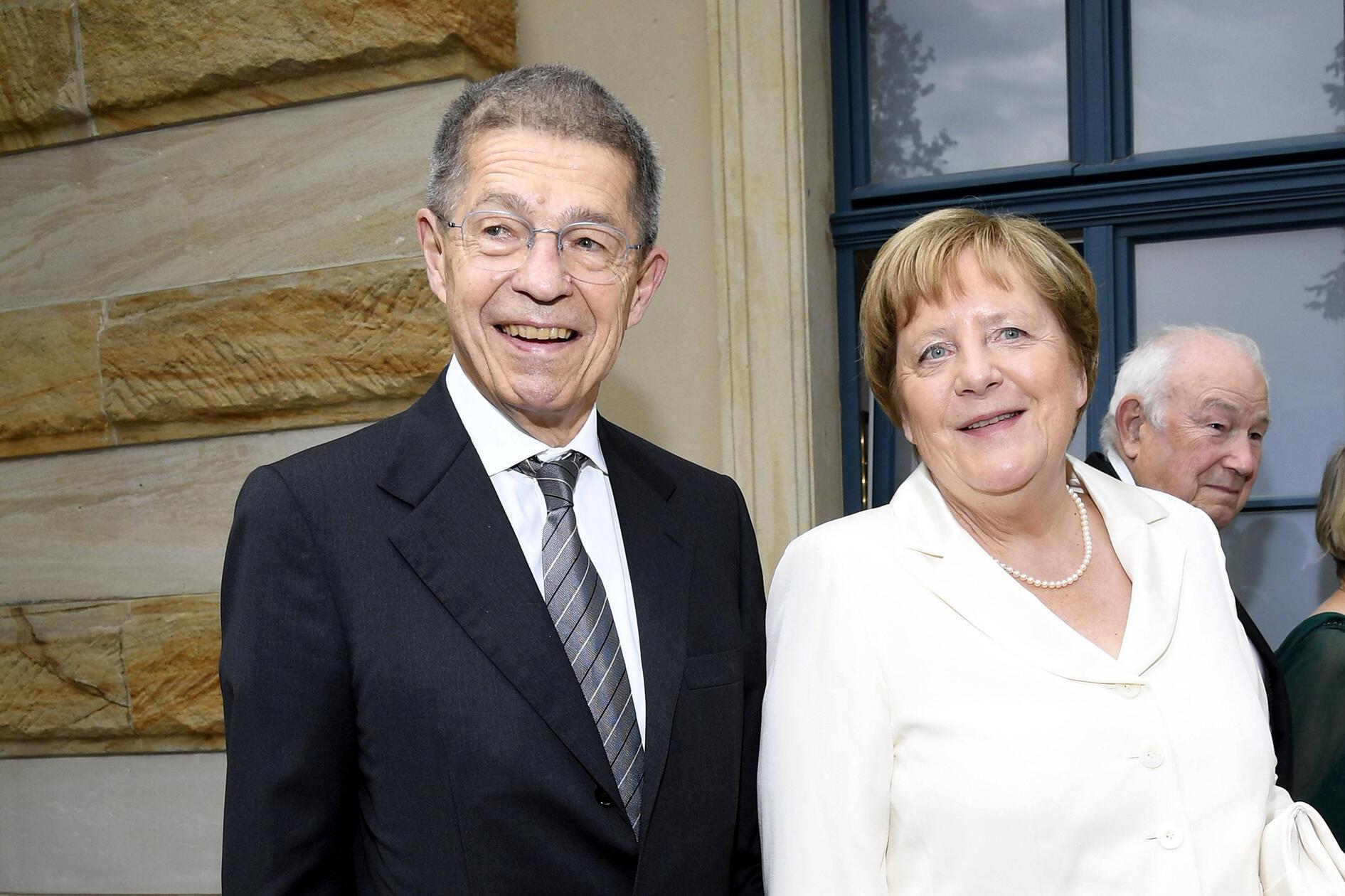 Diesmal im Kostüm und nicht im Abendkleid: Angela Merkel und ihr Ehemann Joachim Sauer wohnten der Eroeffnung der Bayreuther Festspiele am Freitag ebenfalls gut gelaunt bei.