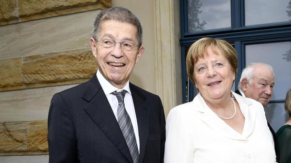 Diesmal im Kostüm und nicht im Abendkleid: Angela Merkel und ihr Ehemann Joachim Sauer wohnten der Eroeffnung der Bayreuther Festspiele am Freitag ebenfalls gut gelaunt bei.