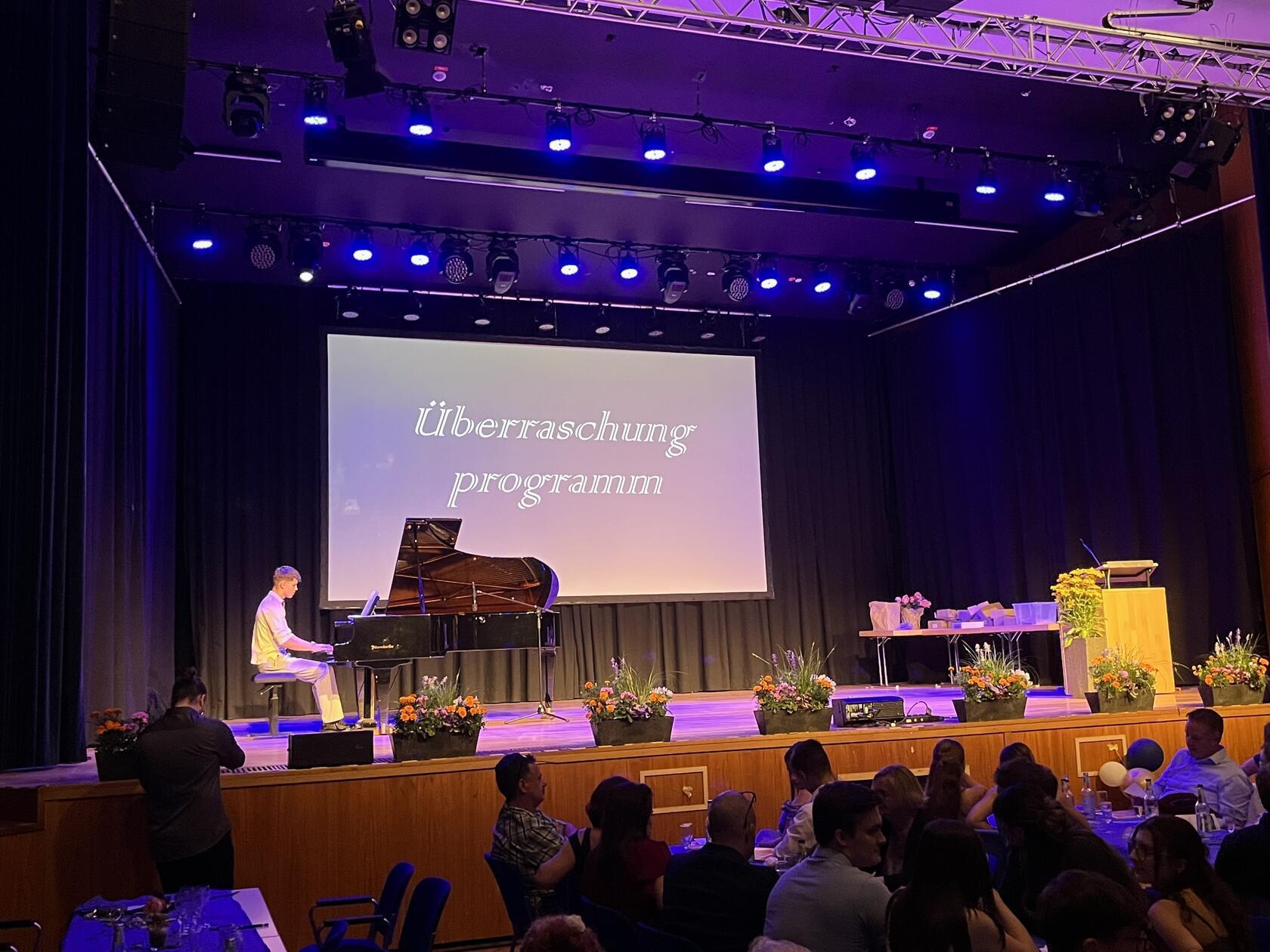 Zu Beginn der Veranstaltung wurde ein Überraschungsprogramm angekündigt.