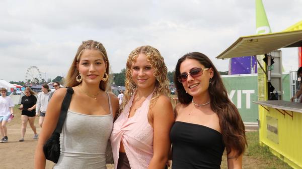 Auf dem Campingplatz sich fürs Festival stylen? Für diese drei kein Problem.