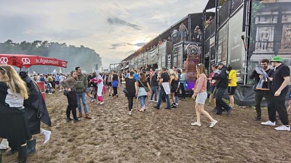Durch den Regen hat sich der Boden auf dem Gelände bereits nach kurzer Zeit in Matsch verwandelt.