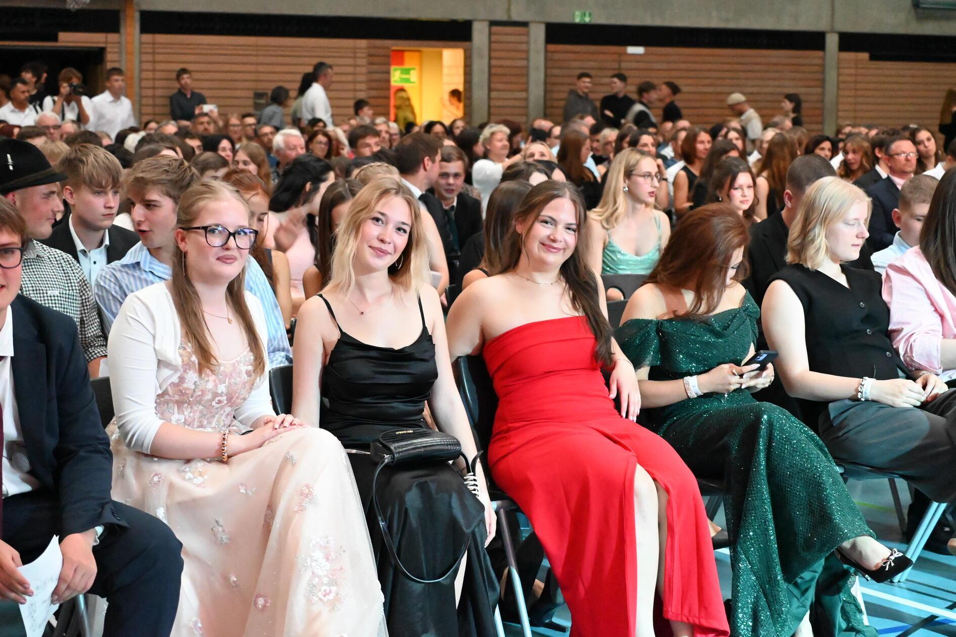 Schick in Anzug und Ballkleid ging für die Schülerinnen und Schüler der Abschlussklassen der Realschule Roth 2025 die Schulzeit zu Ende. Am Freitag wurde der Abschied groß in der Wilhelm-von-Stieber-Schule gefeiert.