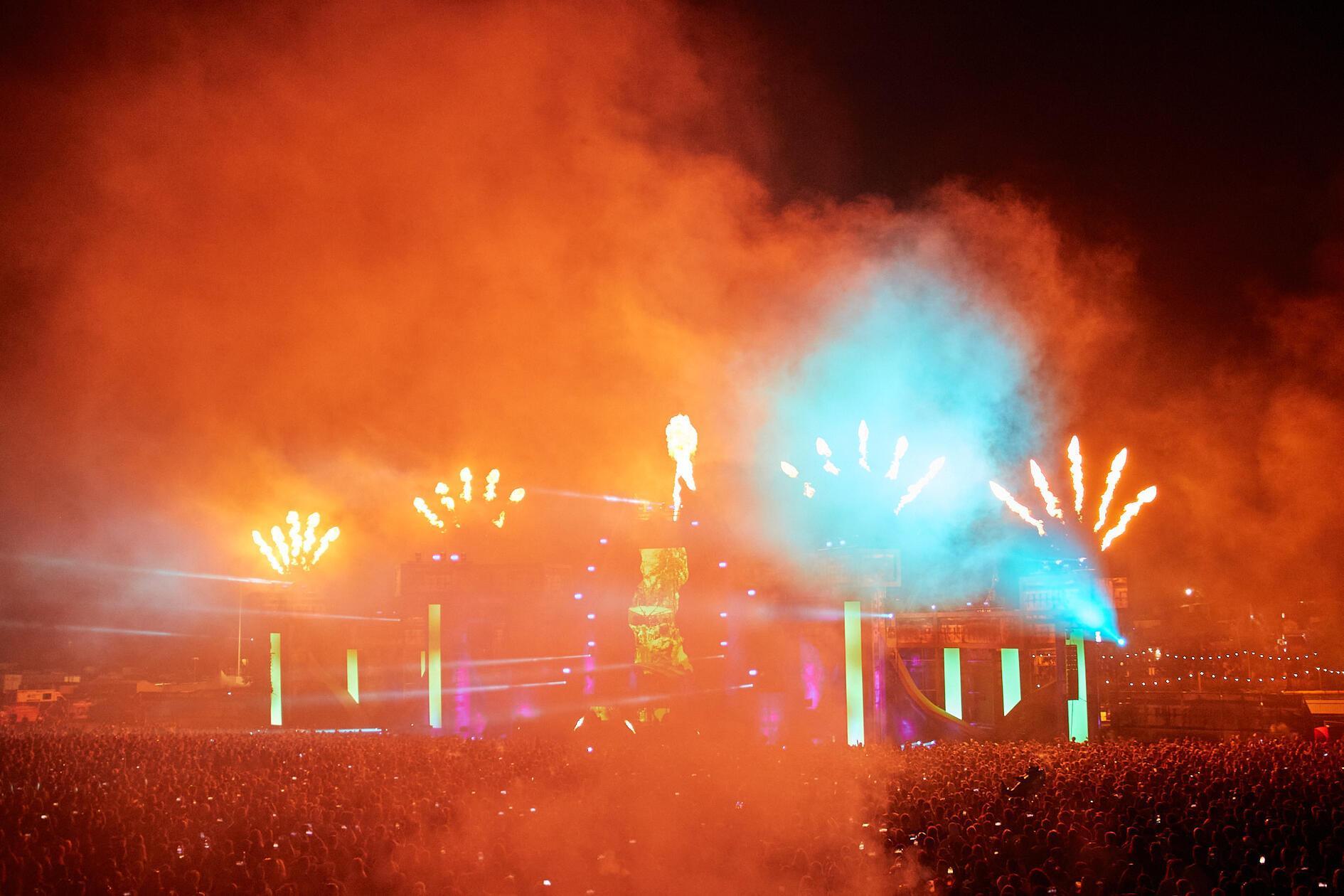 Die Eröffnungsshow beim Open Beatz beeindruckt mit Feuerwerk und Laser. Direkt danach spielt OpenBeatz CEO Toby Dean und Friend sein Set.