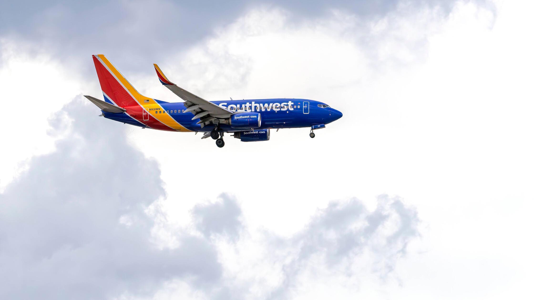 „Aus den Sitzen gerissen und an die Decke geknallt“: Passagierflugzeug muss Kampfjet ausweichen