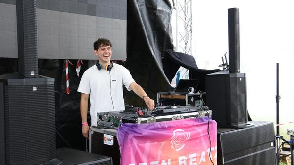Der Erlanger DJ TRWS bringt die Festivalbesucher schon vor der Öffnung der Main Stages in Partylaune.