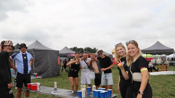 Diese Truppe startet den Samstagmorgen mit einem Beerpongtunier in der Fun Area.