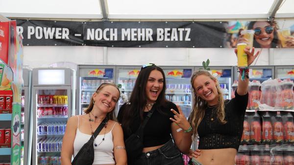 Morena, Salina und Samantha sind extra aus der Schweiz fürs OpenBeatz angereist und feiern das Angebot des Supermarktes richtig.