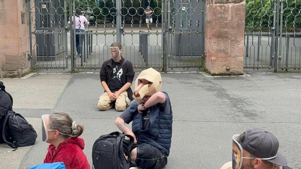 Redaktioneller Hinweis: Security-Mitarbeiter des T