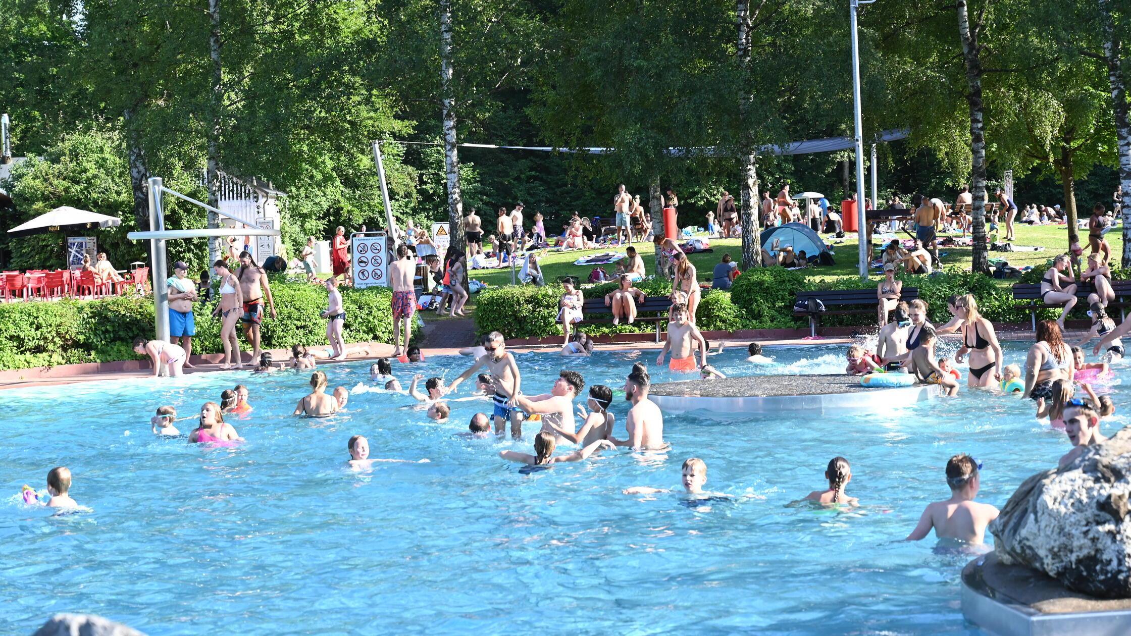 Nachts im Freibad: Parkbad-Festival in Schwabach lockt mit „Sun und Fun ...