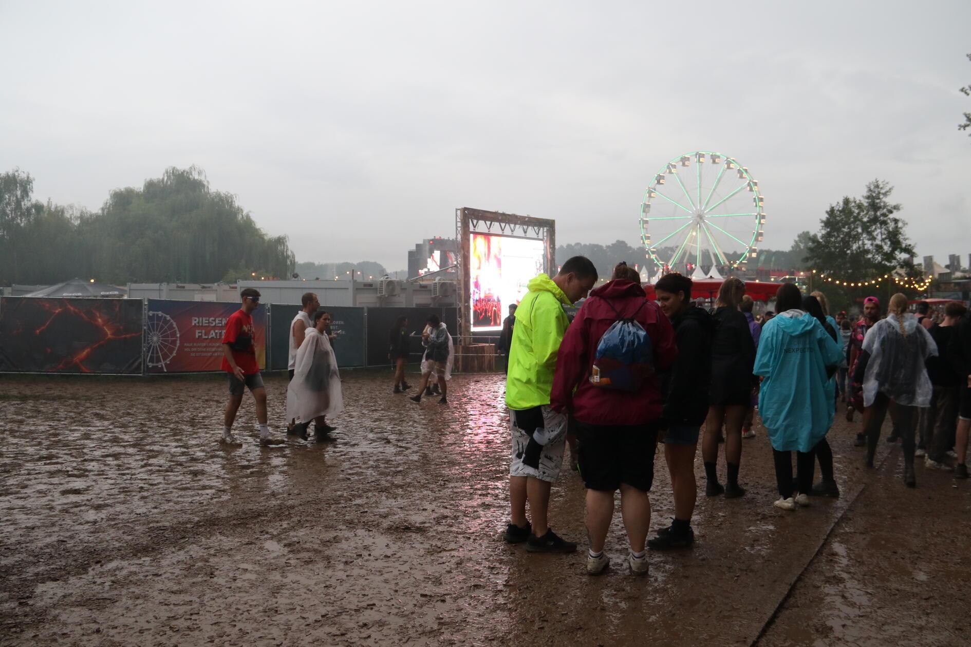 Schlamm soweit das Auge reicht - das Festivalgelän