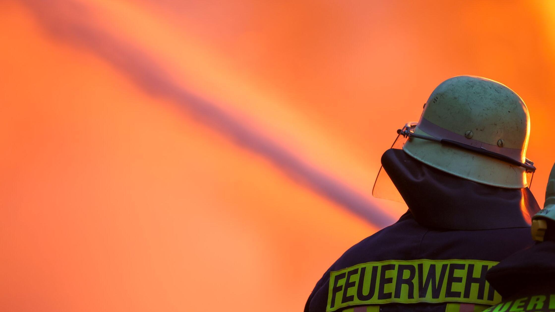 Dachstuhl in Flammen - ein Verletzter