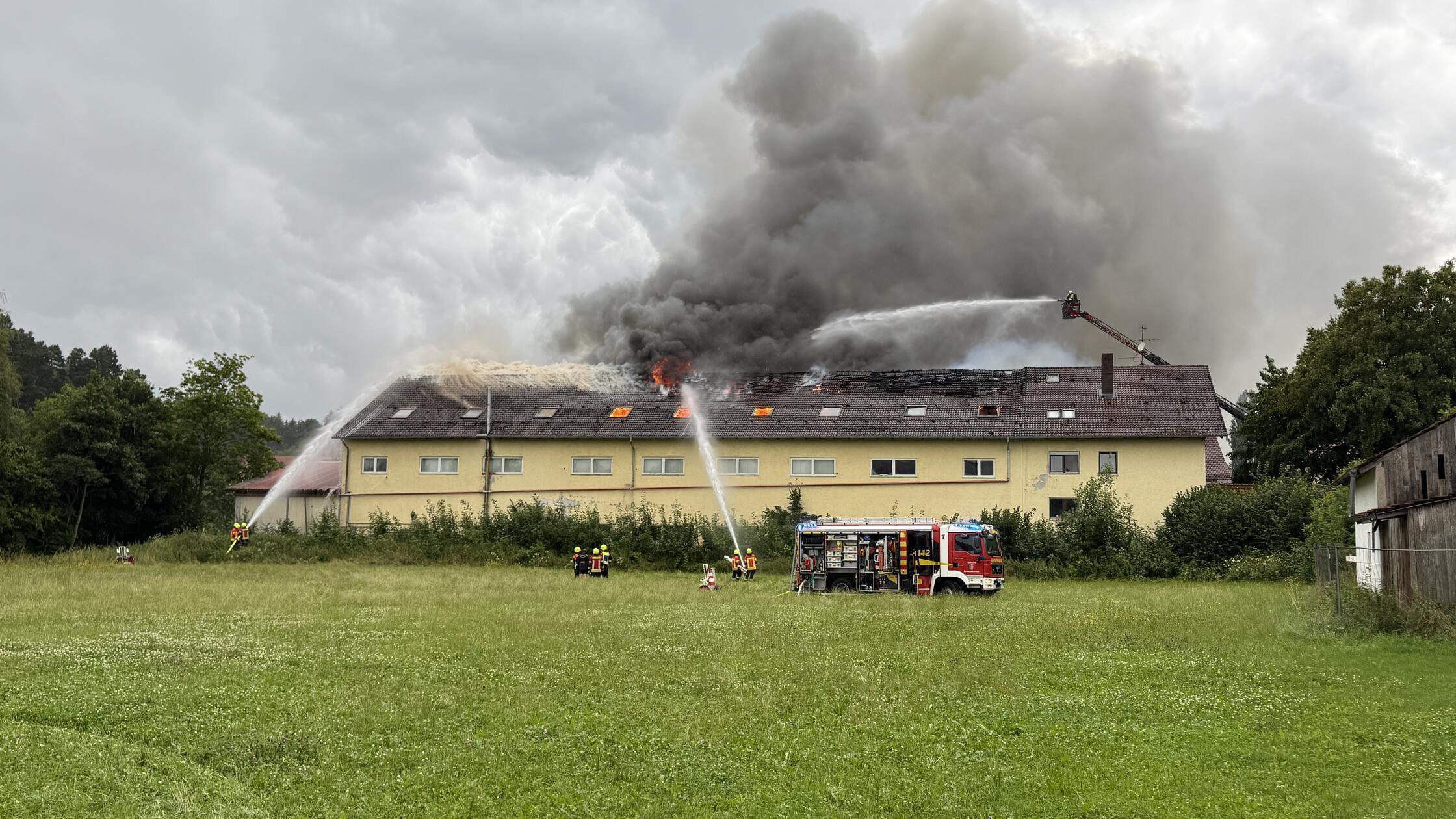 Dachstuhl in Bayern in Flammen: eine Person verletzt - Großaufgebot der Feuerwehr vor Ort