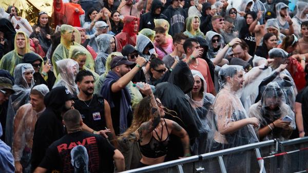 Auch während des Sets von DJ Azyr auf dem OpenBeatz machte der Regen kein größeres Problem.