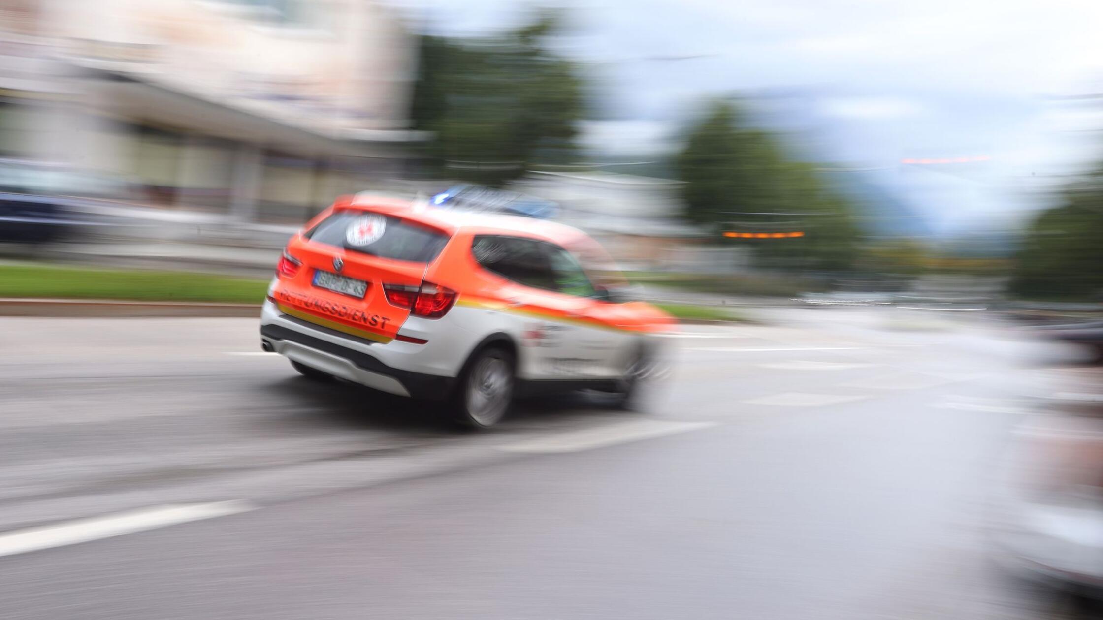 Äußerst tragischer Irrtum: Auto erfasst Neugeborenes auf Parkplatz - Baby stirbt