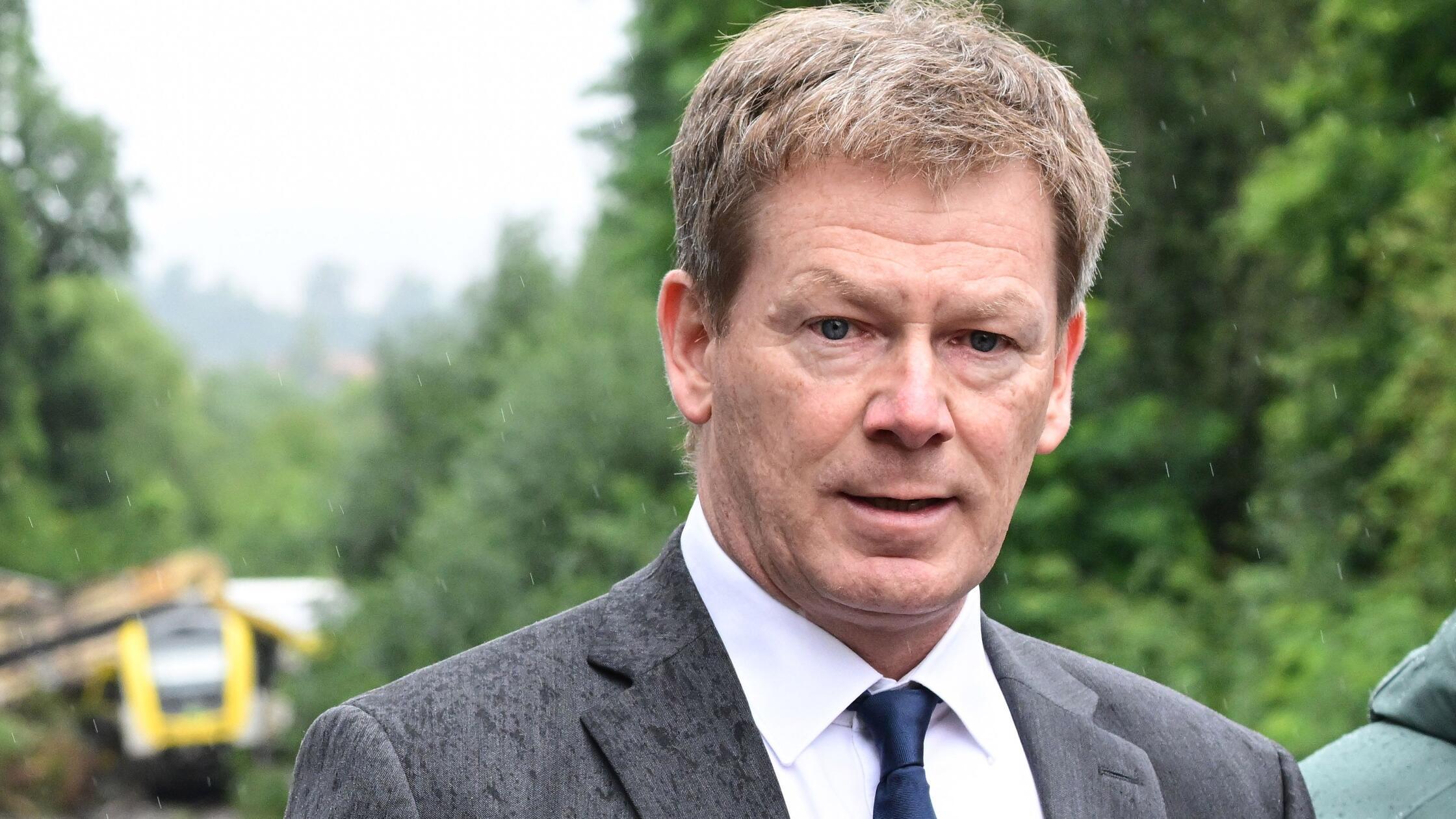 „Bilder gehen bei uns ins Mark“: Bahnchef kämpft nach tödlichem Zugunglück mit den Tränen