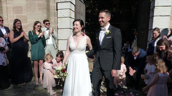 Für ihre Ehe, die Moritz Lerzer aus Freystadt und Annika Christin Huck aus Stuttgart vor drei Jahren geschlossen haben, erbaten sich die Eheleute nun den kirchlichen Segen. Diesen erteilte ihnen Abt Beda Sonnenberg vom Benediktinerkloster Plankstetten in der Wallfahrtskirche „Maria Hilf“ in Freystadt. Nach dem Trauungsgottesdienst wurden die Eheleute beim Verlassen der Kirche von Freunden und Familienmitgliedern mit einem Meer von Seifenblasen empfangen. Viele gute Wünsche für die gemeinsame Zukunft wurden ausgesprochen. Die 29-jährige Portfolio-Managerin und der sechs Jahre ältere Banker lernten sich über Arbeitskollegen in einer Stuttgarter Bank kennen und wohnen in Stuttgart.