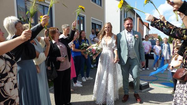Zwei Röckersbühler, Theresa Schmucker und Andreas Meier, haben sich in Röckersbühl den Segen für ihre Lebensgemeinschaft erbeten. Danach wurden sie von einem langen Spalier erwartet, in das sich Delegationen der Röckersbühler Schützen samt der Pistolenabteilung „Pistoleros“ eingereiht hatten, des Raahnerclubs, der Katholischen Landjugend, die Arbeitskolleginnen der Braut von der evangelischen Kita Freystadt und die Kids vom Grundschulturnen des FSV Berngau, die Theresa trainiert. Die 31-jährige Erzieherin und der 35-jährige Ingenieur kennen sich „schon immer“. Näher gekommen sind sie vor vier Jahren im Sommer während der Corona-Zeit bei einem internen Festival in Röckersbühl..