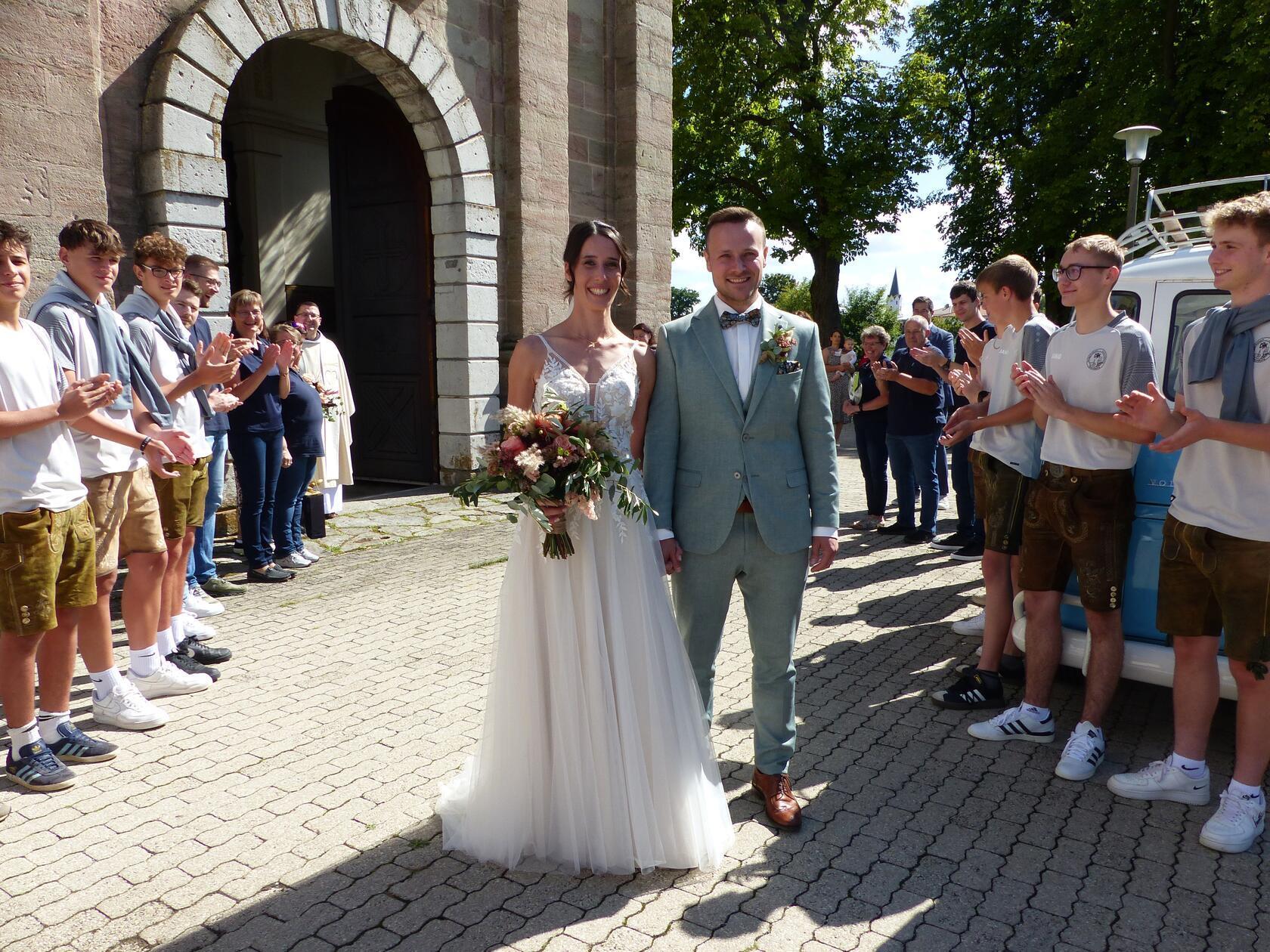 Im April vor einem Jahr machte der Bräutigam Tobias Metzger aus dem Freystädter Ortsteil Schmellnricht seiner Liebsten Lena Ramsauer aus Meckenhausen bei einer gemeinsamen Reise durch Vietnam einen Heiratsantrag, den sie freudestrahlend mit einem fröhlichen „Ja“ beantwortet hat. Nun haben beide ihre Versprechen eingelöst und zunächst im Freystädter Rathaus im historischen Trauungszimmer standesamtlich geheiratet und im Anschluss in der Wallfahrtskirche "Maria Hilf" kirchlich. Zur Hochzeitsfeier selbst luden die 29-jährige Finanzbuchhalterin und der 30-jährge Produkt- und Projektplaner ins Landgasthaus Ascher nach Möning. Im Dezember gibt es eine Hochzeitsreise nach Thailand.