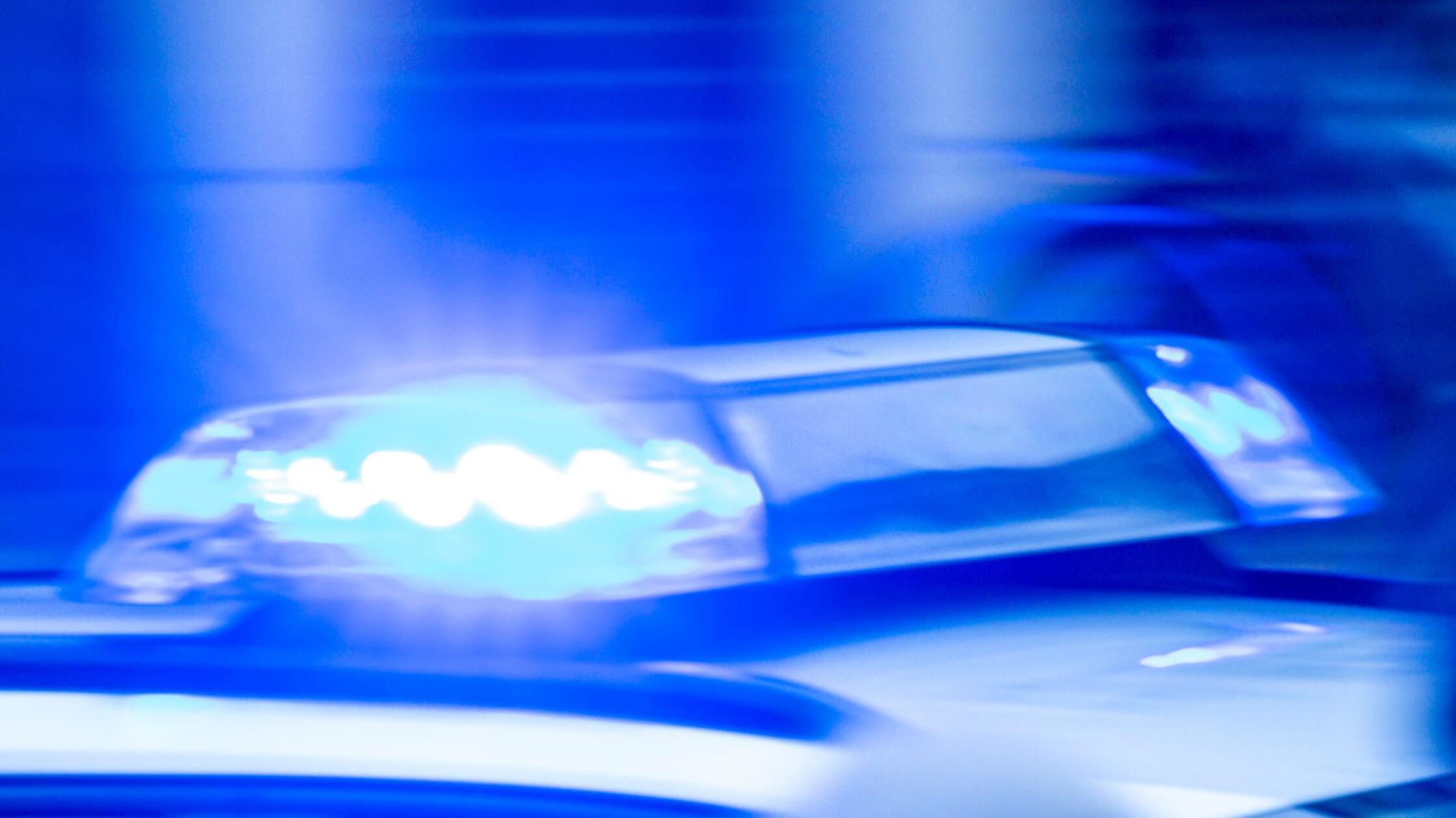 Duo mit Messer soll Senioren zu Hause überfallen haben