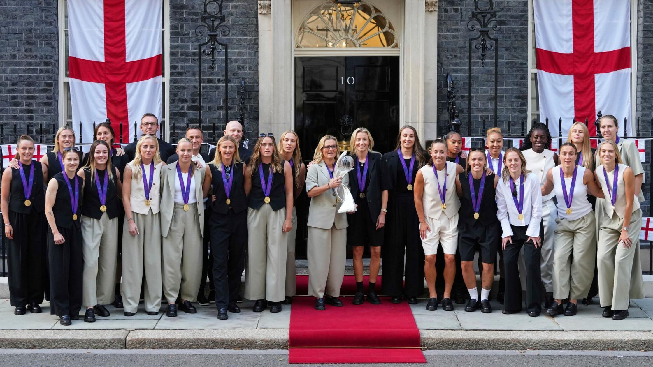 „It’s home“: Fans und Regierung empfangen Europameisterinnen