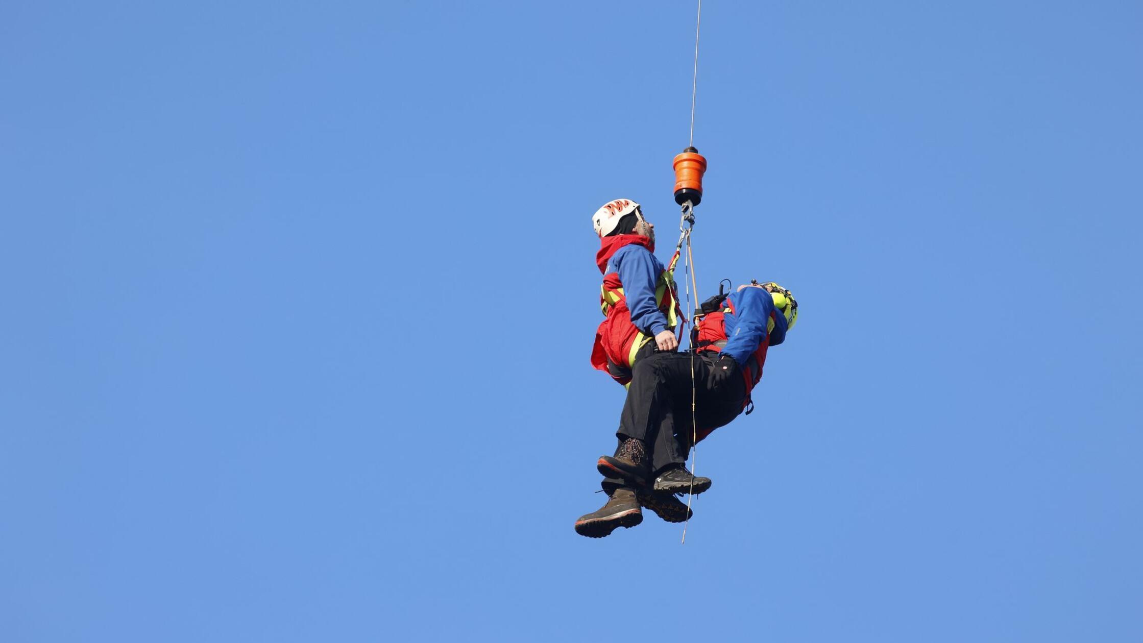 Leichtsinn am Berg: Mit dem Kleiderbügel im Steig